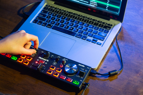 NUMARK DJ2GO2 Touch, сверхпортативный DJ-контроллер, в комплекте ПО Serato DJ Intro фото 3