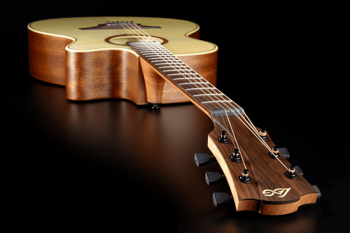 LAG GLA T70ACE Электроакустическая гитара, аудиториум с вырезом и пьезодатчиком, цвет натуральный фото 4