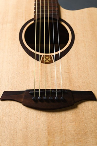 LAG T-70D CE Электро-акустическая гитара, Дредноут с вырезом и пьезодатчиком, цвет натуральный фото 11