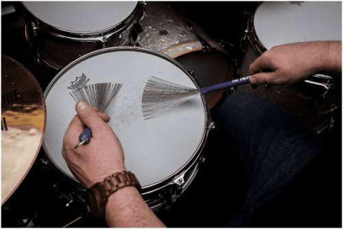 VIC FIRTH HB Heritage Brush металлические барабанные щётки, прорезинненая ручка, выдвижные, в выдвинутом состоянии ширина прутов 5. фото 4
