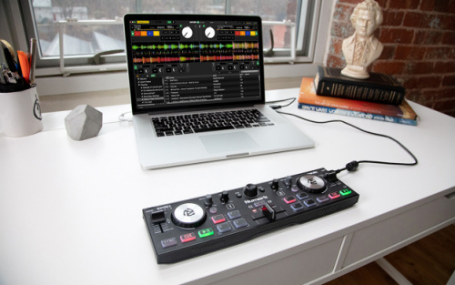 NUMARK DJ2GO2 Touch, сверхпортативный DJ-контроллер, в комплекте ПО Serato DJ Intro фото 2