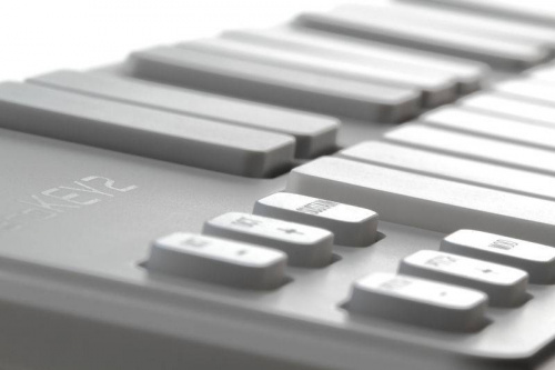 KORG NANOKEY2-WH портативный USB-MIDI-контроллер, 25 чувствительных к нажатию клавиш, кнопки изменения высоты тона, модуляции, сустейна и транспониров фото 2
