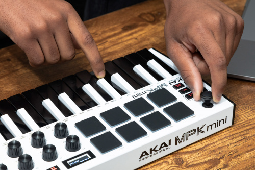 AKAI PRO MPK MINI MK3 W миди клавиатура с уменьшенными клавишами, цвет белый с черной клавиатурой фото 2