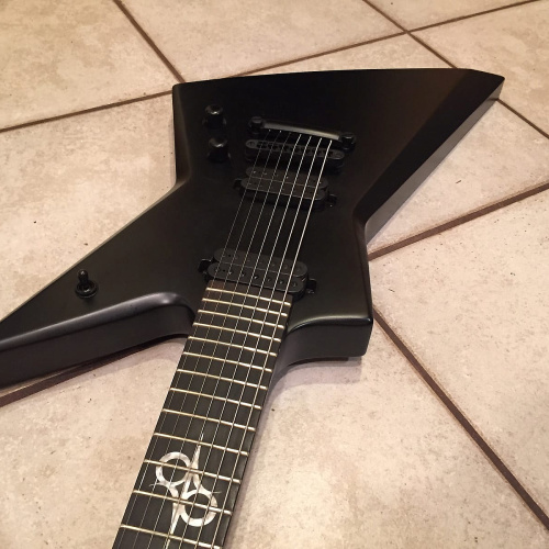 Solar Guitars E2.7C 7-струнная электрогитара, HH, T-o-M, цвет чёрный матовый, чехол в комплекте фото 5