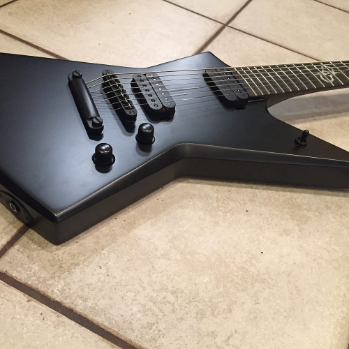 Solar Guitars E2.7C 7-струнная электрогитара, HH, T-o-M, цвет чёрный матовый, чехол в комплекте фото 2