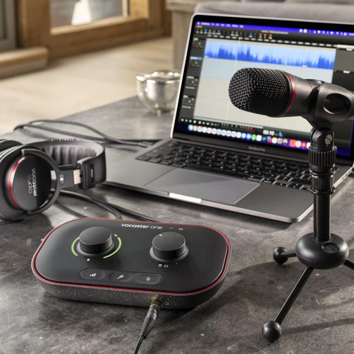 Focusrite Vocaster One Studio Podcast Set комплект (Vocaster One, наушники, микрофон, ПО, микрофон фото 10