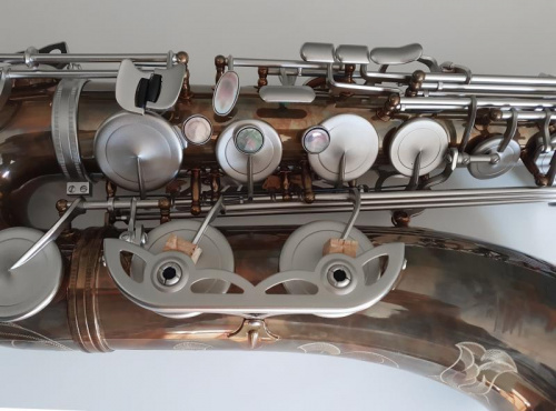 Artist TS-602VN Саксофон тенор Eb тянутые клапана (soldered toneholes) высокий клапан F корпус: "винтажный" лакированный клапаны: матовое серебро в ко фото 5