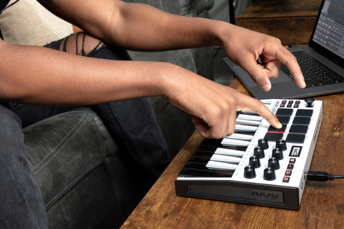 AKAI PRO MPK MINI MK3 W миди клавиатура с уменьшенными клавишами, цвет белый с черной клавиатурой фото 3