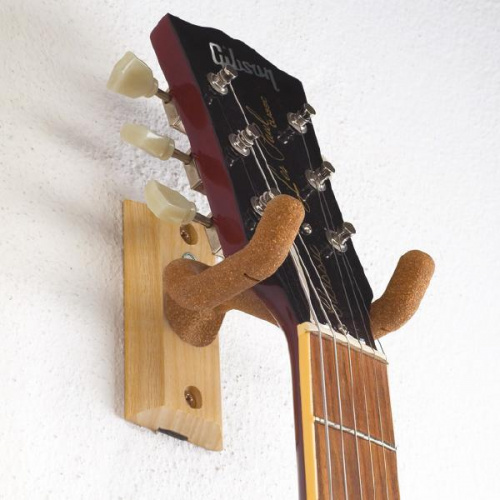 K&M 16220-000-95 настенный держатель для гитары на деревянном основании фото 2