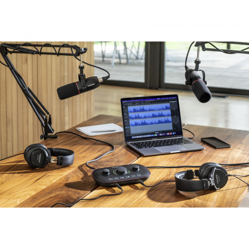 Focusrite Vocaster Two Studio Podcast Set комплект (Vocaster Two, наушники, микрофон, ПО, микрофон фото 11