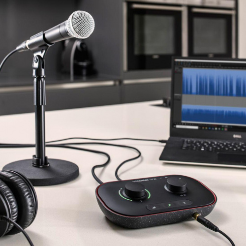 Focusrite Vocaster Two Podcast USB аудио интерфейс фото 6