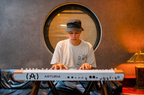 Arturia Astrolab White Сценическая клавиатура, 61 клавиша, полувзвешенная механика, цвет белый фото 15