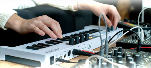 Arturia KeyStep 37 динамическая MIDI мини-клавиатура, 37 клавиш фото 14