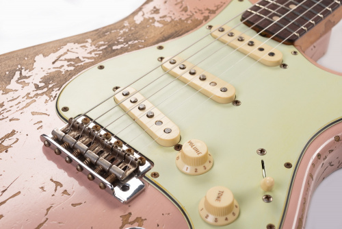 FENDER 60/63 Stratocaster Super Heavy Relic электрогитара Custom Shop, цвет Dirty Shell Pink фото 4