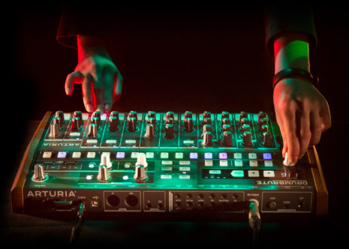 Arturia DrumBrute Аналоговый синтезатор ударных, 17 барабанов и перкуссии, 64-шаговый секвенсор, 2-х фото 4