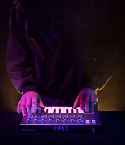 Arturia MiniLab mkII Black 25 клавишная низкопрофильная, динамическая MIDI мини-клавиатура, 16 энкодеров, 8 RGB пэдов, сенсорные регуляторы Pitch/Modu фото 6